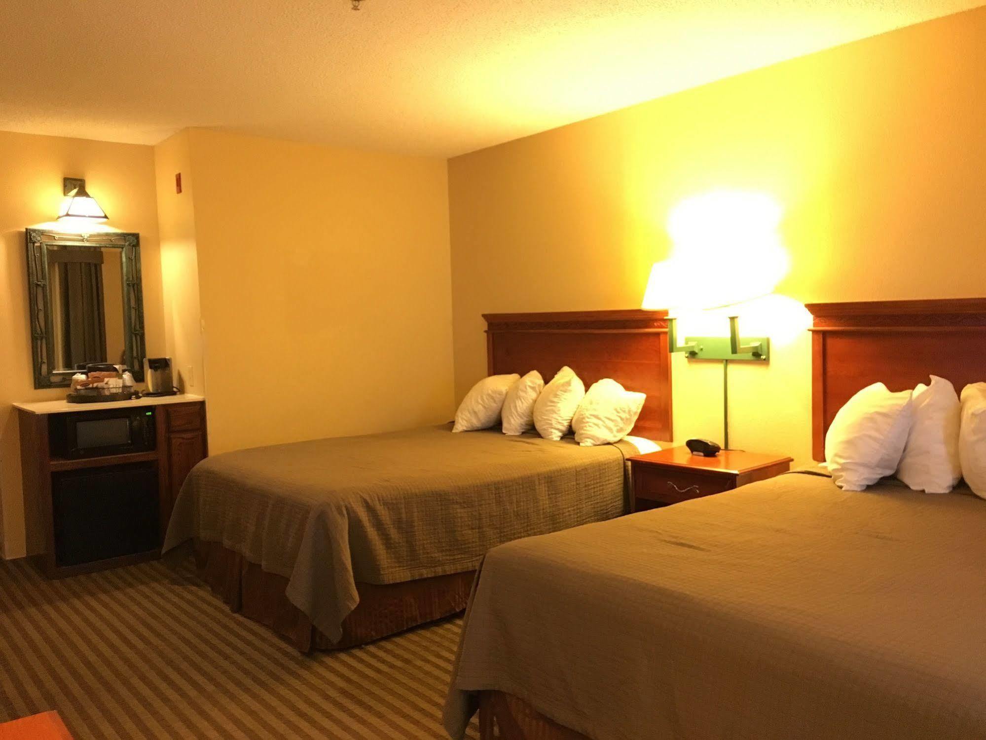 Norwood Inn And Suites Chaska Exteriör bild
