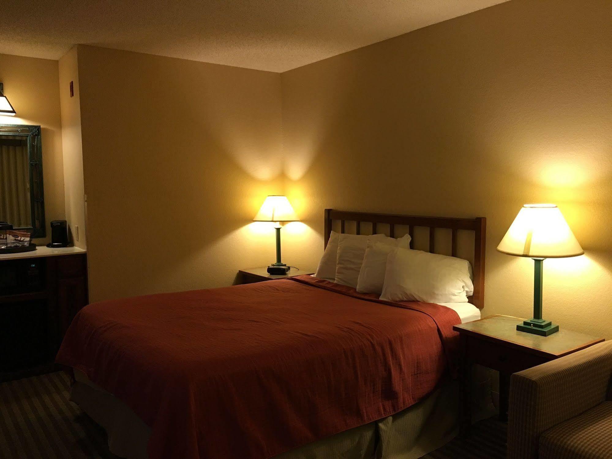 Norwood Inn And Suites Chaska Exteriör bild