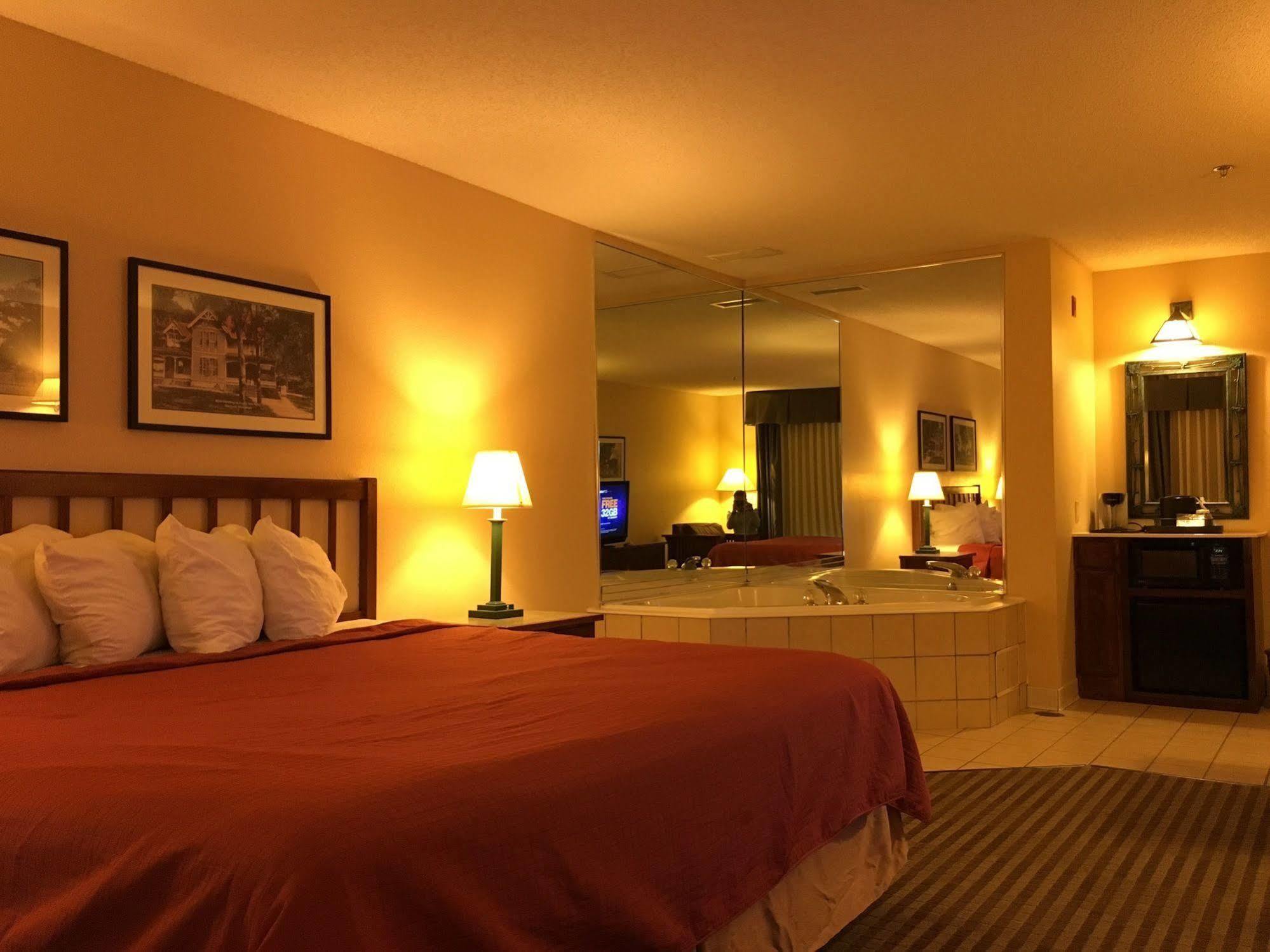Norwood Inn And Suites Chaska Exteriör bild