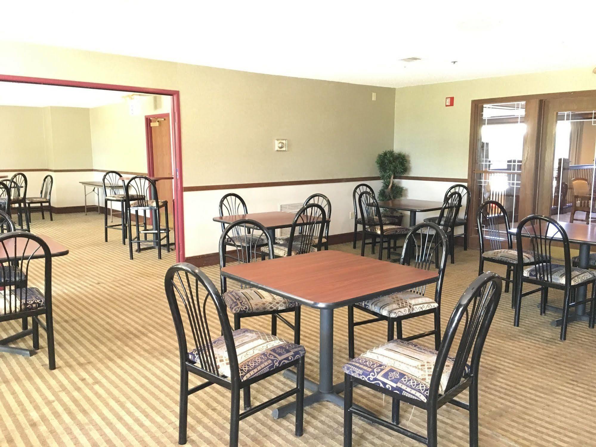 Norwood Inn And Suites Chaska Exteriör bild